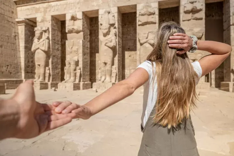 Donna tiene la mano di suo marito, viaggio nozze egitto